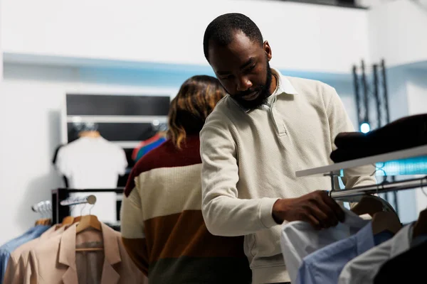 Alışverişci Resmi Kıyafet Seçiyor Butikte Gömlek Numaralarını Arıyor Afro Amerikan — Stok fotoğraf