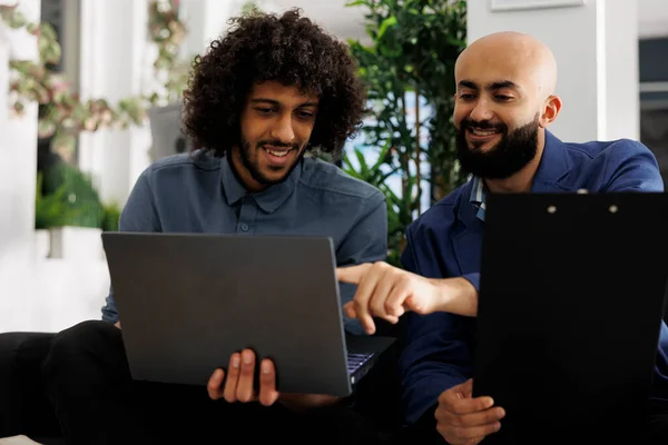 Arabští Podnikatelé Spolupracují Zahájení Projektu Kontrolují Finanční Údaje Notebooku Podnikovém — Stock fotografie