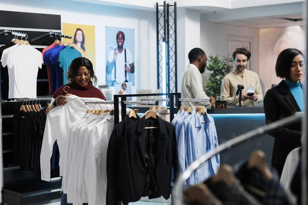 Afrikai Amerikai Nézegeti Ruhafogasokat Miközben Ruhát Választ Ruhaboltban Boutique Részleg — Stock Fotó