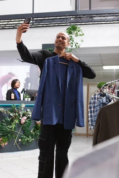 Elbise Mağazası Arap Müşterisi Askıda Ceket Tutuyor Alışveriş Merkezinde Giyim — Stok fotoğraf