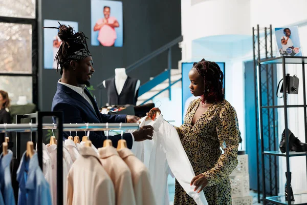 Африканская Американка Покупает Одежду Беременных Современном Бутике Работница Помогает Клиенту — стоковое фото