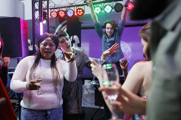 Mensen Die Alcohol Drinken Dansen Zingen Een Nachtclubfeest Met Live — Stockfoto