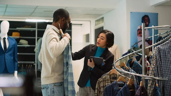 Olika Människor Undersöker Kläder Rack Att Göra Shopping Kvinna Som — Stockfoto