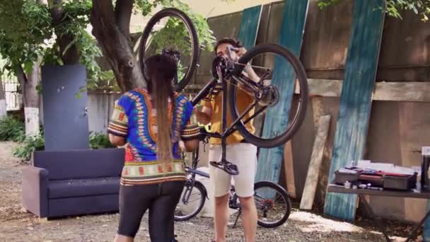 Dziewczyna Chłopak Naprawiają Oponę Rowerową Specjalistycznymi Narzędziami Podwórku Jako Coroczną — Wideo stockowe