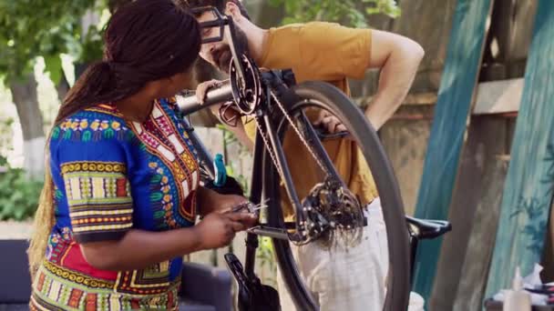 Amante Del Deporte Afroamericano Señora Reparadora Desviador Bicicletas Con Multiherramienta — Vídeos de Stock