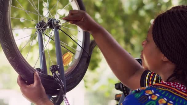 Sportif Afro Amerikan Bayan Bisikletçi Bisiklet Lastiklerini Sıkılaştırmak Için Ngiliz — Stok video
