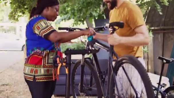 Sportbegeistertes Multiethnisches Paar Das Die Fahrradkarosserie Zur Untersuchung Und Wartung — Stockvideo