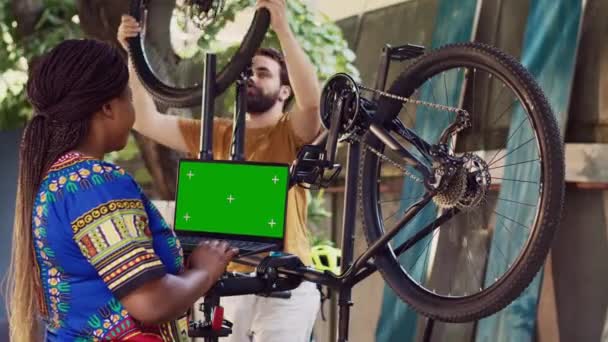 Sportowa Para Stoczni Naprawia Rower Laptopem Który Wyświetla Odizolowany Chromakey — Wideo stockowe