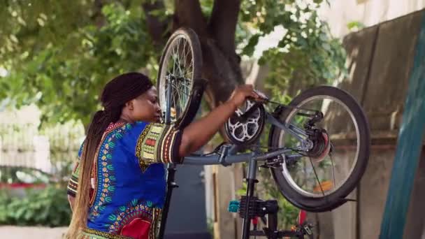 Ciclista Feminina Afro Americana Ativa Mantendo Pedal Bicicleta Afinando Engrenagens — Vídeo de Stock