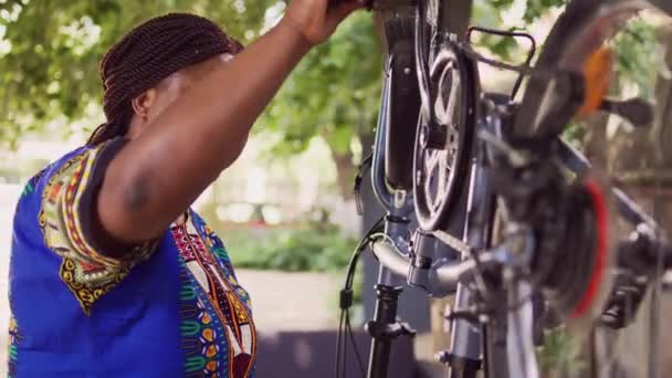 Hevesli Afrikalı Amerikalı Bayan Bisikletçi Hasarlı Bisikleti Dikkatle Inceliyor Tamir — Stok video