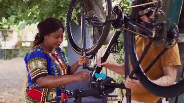 Genç Çok Irklı Çift Yaz Tatili Bisikletleri Için Hasarlı Bisikleti — Stok video