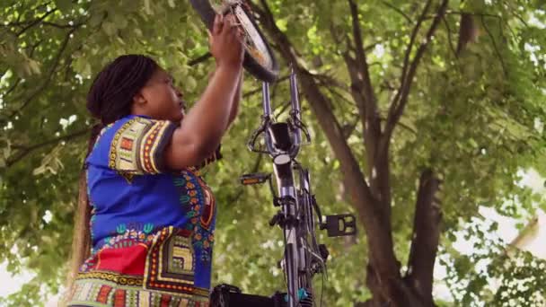 Energetische Zwarte Vrouw Grijpt Verwijdert Gebroken Fietswiel Voor Verder Onderhoud — Stockvideo
