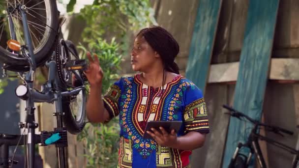 Детальний Погляд Чорношкіру Жінку Яка Шукає Планшеті Підтримки Літа Велосипеді — стокове відео