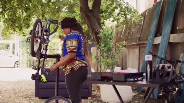Ciclistas Afroamericanas Haciendo Ajustes Los Componentes Bicicleta Con Uso Multiherramienta — Vídeos de Stock