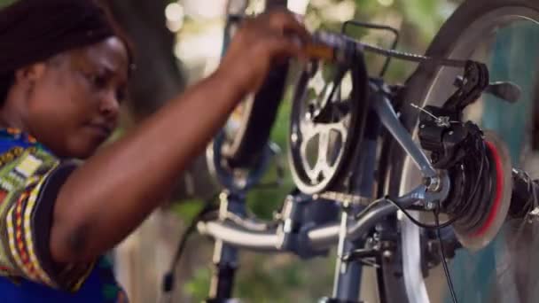 Becerikli Genç Siyahi Kadın Bisikletin Bakımını Yapıyor Zinciri Onarıyor Kolu — Stok video