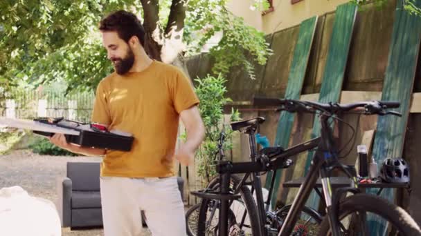Визначений Чоловік Ретельно Підбирає Розміщує Різні Спеціалізовані Інструменти Ремонту Велосипедів — стокове відео