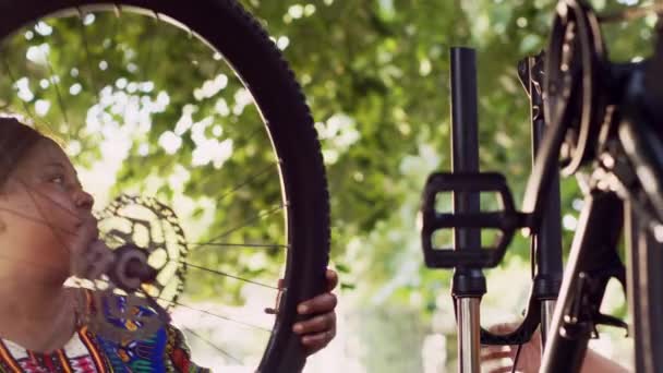 Joven Novia Afroamericana Llevando Rueda Posicionándola Cuerpo Bicicleta Con Novio — Vídeo de stock