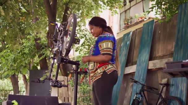 Sportloving Afro Americano Feminino Verificando Segurando Roda Bicicleta Com Multiferramenta — Vídeo de Stock