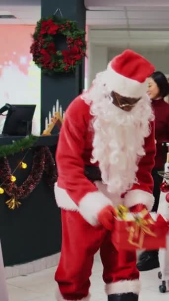 Pionowe Wideo Radosny Pracownik Afryki Przebrany Świętego Mikołaja Świątecznym Sklepie — Wideo stockowe