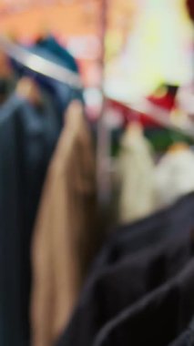 Dijital ekran reklam panosunun üzerinde noel satış reklamları yazılı olan dikey videosu, kış boyunca xmas moda butiğindeki şenlikli tanıtım tekliflerini destekliyor.