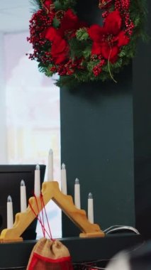 Dikey video güzel dekore edilmiş Noel ağacı ve alışveriş merkezinin içindeki şenlikli giyim mağazasında süslemeler. Xmas, kış tatili boyunca müşterileri bekleyen moda mağazalarını süslüyor