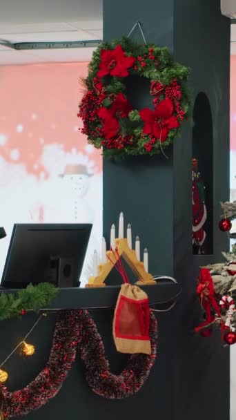 垂直视频装饰精美的圣诞树在服装店准备向想买礼物的游客们传播节日的欢呼声 冬季购物商场圣诞装潢时尚精品店 — 图库视频影像