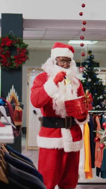 Verticale Video Afro Amerikaanse Man Verkleed Als Kerstman Kerst Thema — Stockvideo