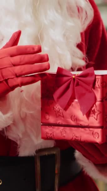 Κάθετη Βίντεο Άγιος Βασίλης Εορταστική Στολίζουν Κατάστημα Μόδας Κρατώντας Συλλεκτικό — Αρχείο Βίντεο