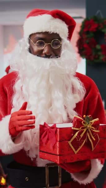 Vertikal Video Dolly Skott Arbetare Bär Santa Claus Kostym Hålla — Stockvideo
