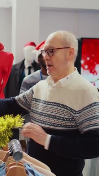 Κάθετη Βίντεο Octogenarian Άνθρωπος Χριστούγεννα Διακοσμημένα Εμπορικό Κέντρο Κατάστημα Προσπαθεί — Αρχείο Βίντεο