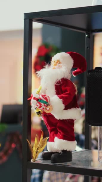 Vertikální Video Extrémní Zblízka Záběr Miniaturní Santa Claus Hračka Používaná — Stock video