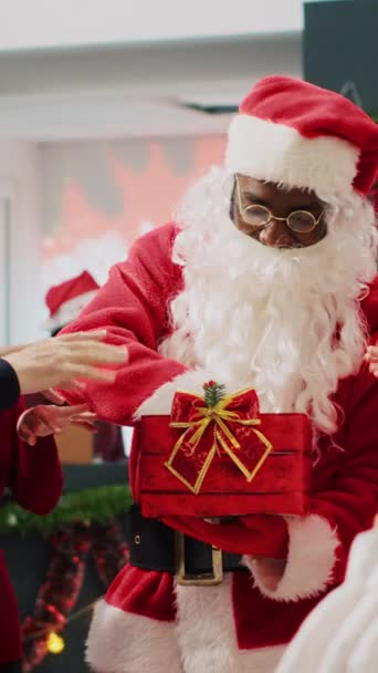 Noel Çekilişine Katılan Dikey Video Müşterileri Noel Baba Kılığındaki Çalışanları — Stok video