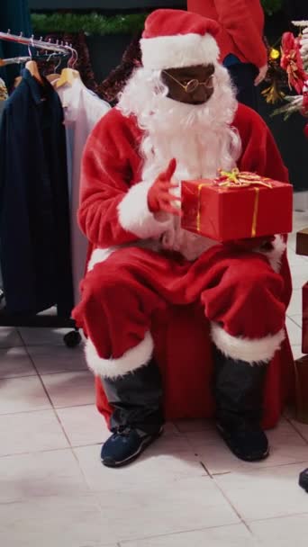 Vertical Video African American Manager Acting Santa Claus Sitting Next — Stock Video