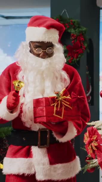 Vertical Video African American Worker Dressed Santa Claus Ringing Bell — Stock Video