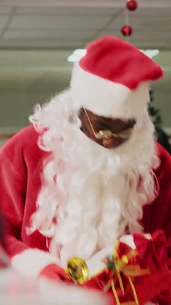 Vertical Video Employee Acting Santa Claus Entertaining Shoppers Christmas Decorated — Stock Video