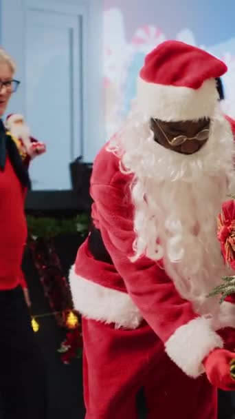 Vídeo Vertical Trabalhador Alegre Vestido Papai Noel Tocando Sino Colocando — Vídeo de Stock