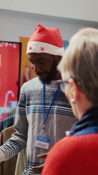 비디오 Xmas 쇼핑몰 가게에서 아내와 이상적인 아프리카계 미국인 노동자의 도움을 — 비디오