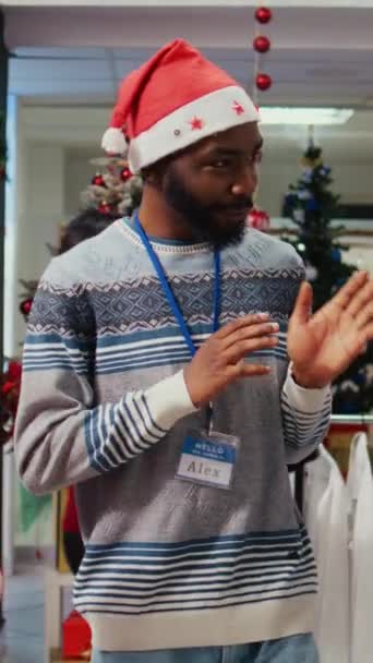 비디오 크리스마스에 아내와 남편은 쇼핑몰 가게를 프로모션 완벽한 아프리카계 미국인 — 비디오