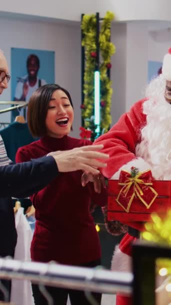 Asisten Ritel Video Vertikal Mengenakan Setelan Santa Claus Toko Pakaian — Stok Video