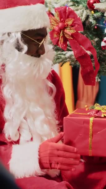 Вертикальне Відео Клієнт Модному Магазині Розмовляє Актором Одягненим Санта Клаус — стокове відео