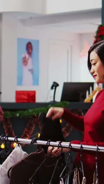 Noel Süsleri Mağazasındaki Dikey Videolu Neşeli Asyalı Müşteri Bayram Sezonunda — Stok video