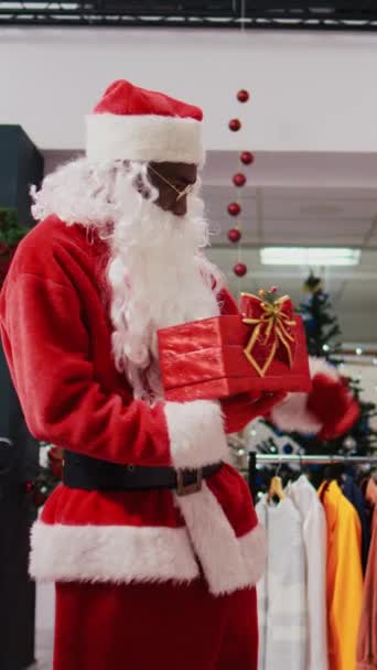 크리스마스 장식에서 진진한 클라이언트 무작위 우승자를 선택하기 내부를 컨테이너로 상자를 — 비디오