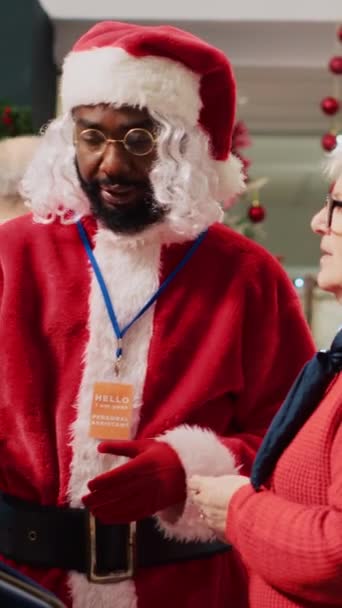Vidéo Verticale Assistante Vente Détail Portant Costume Père Noël Aidant — Video