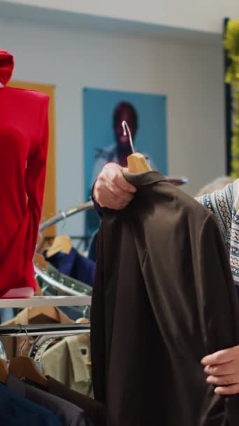 Вертикальное Видео Старший Мужчина Просматривает Рубашки Магазине Праздничной Одежды Время — стоковое видео