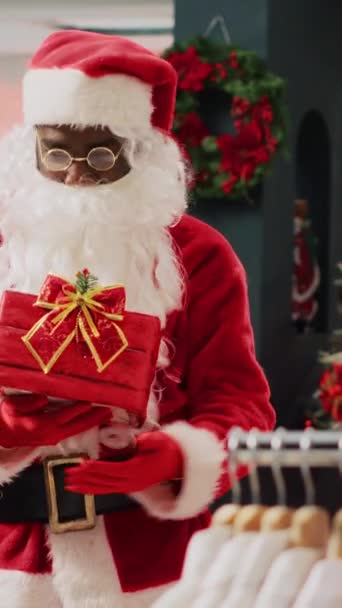 Noel Baba Kıyafeti Giyen Dikey Video Çalışanı Kostüm Mağazasında Müşterileri — Stok video