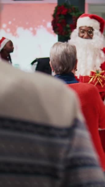 Vídeo Vertical Empregado Vestindo Terno Papai Noel Segurando Rifa Concurso — Vídeo de Stock
