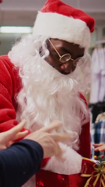 Вертикальное Видео Ассистент Розничной Торговли Костюме Санта Клауса Праздничном Украшенном — стоковое видео