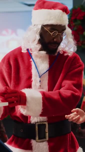 Vídeo Vertical Asistente Minorista Que Actúa Como Santa Claus Ayudando — Vídeos de Stock