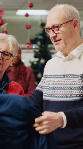 크리스마스 스프링에서 아내와 클라이언트 조카를위한 선물로 세련된 센센셜 — 비디오
