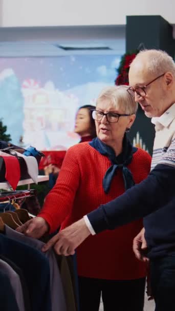 Dikey Video Kasedi Yaşlı Karı Koca Noel Alışverişi Sırasında Kostüm — Stok video